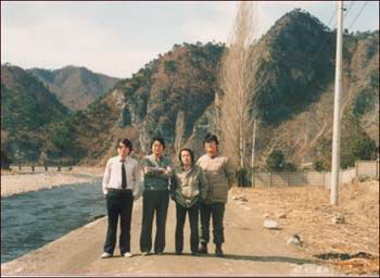 선평리에서. 그 시절 사진이다. 선배와 손목사와 함께. 